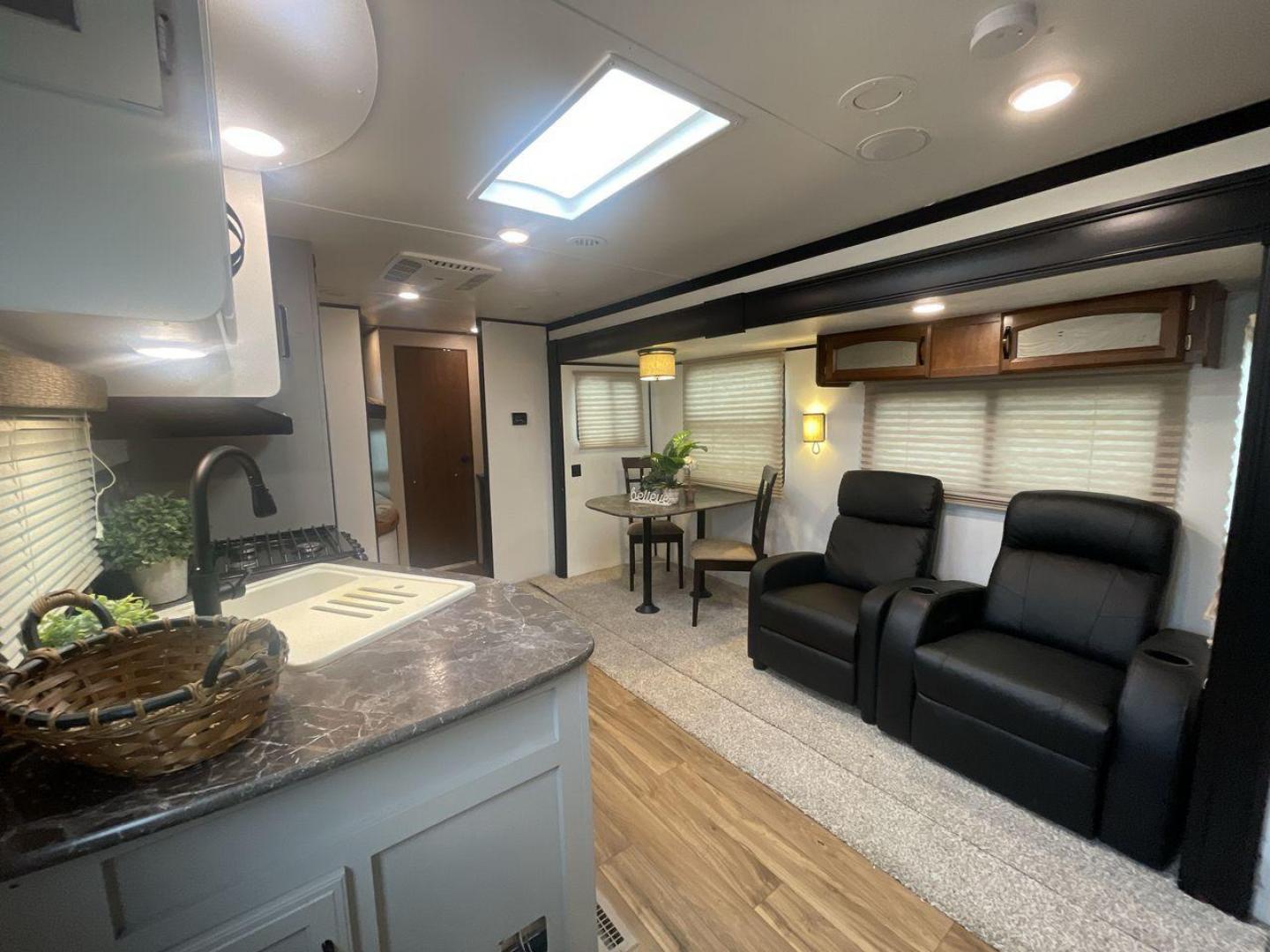 2016 JAYCO JAYFLIGHT 27BH (1UJBJ0BP9G7) , Length: 30 ft | Slides: 1 transmission, located at 4319 N Main Street, Cleburne, TX, 76033, (817) 221-0660, 32.435829, -97.384178 - The 2016 Jayco Jay Flight 27BH is a 30-foot travel trailer built for comfort and adventure. Its exterior features a sleek, aerodynamic front with Jayco’s signature graphics and durable aluminum siding. The single slide expands the living space. The dual-axle design with stylish alloy wheels ensure - Photo#12