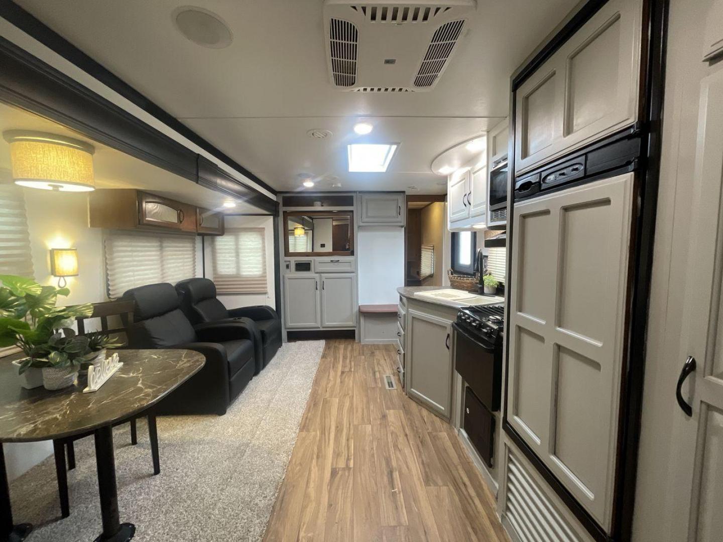 2016 JAYCO JAYFLIGHT 27BH (1UJBJ0BP9G7) , Length: 30 ft | Slides: 1 transmission, located at 4319 N Main Street, Cleburne, TX, 76033, (817) 221-0660, 32.435829, -97.384178 - The 2016 Jayco Jay Flight 27BH is a 30-foot travel trailer built for comfort and adventure. Its exterior features a sleek, aerodynamic front with Jayco’s signature graphics and durable aluminum siding. The single slide expands the living space. The dual-axle design with stylish alloy wheels ensure - Photo#13