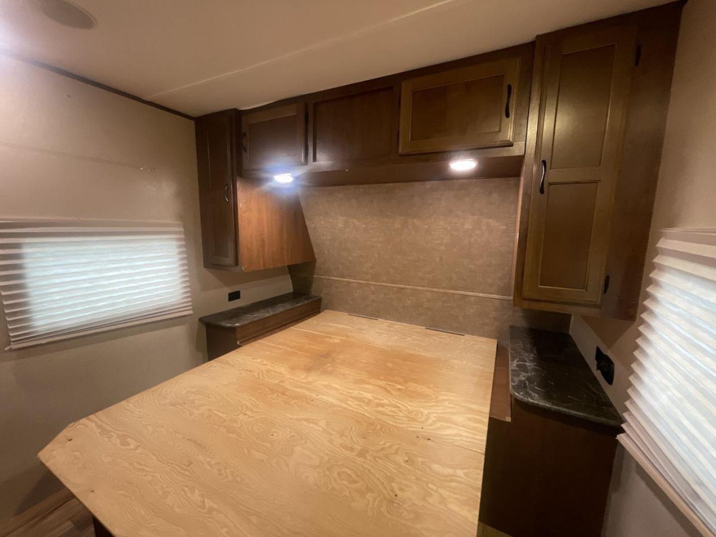 2016 JAYCO JAYFLIGHT 27BH (1UJBJ0BP9G7) , Length: 30 ft | Slides: 1 transmission, located at 4319 N Main Street, Cleburne, TX, 76033, (817) 221-0660, 32.435829, -97.384178 - The 2016 Jayco Jay Flight 27BH is a 30-foot travel trailer built for comfort and adventure. Its exterior features a sleek, aerodynamic front with Jayco’s signature graphics and durable aluminum siding. The single slide expands the living space. The dual-axle design with stylish alloy wheels ensure - Photo#16