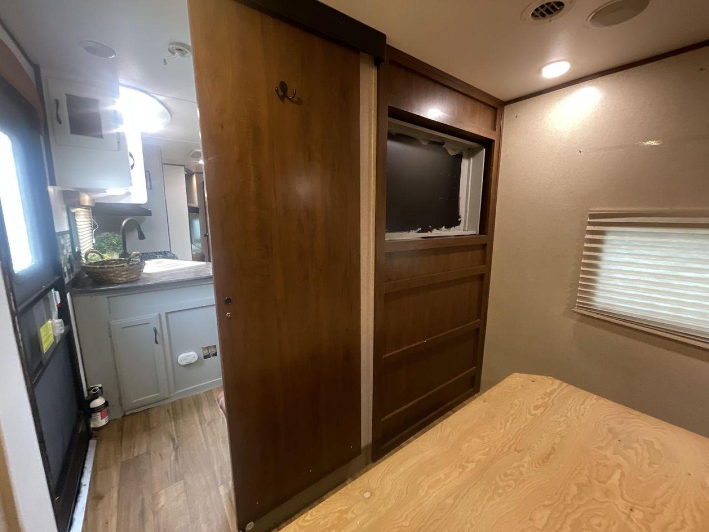 2016 JAYCO JAYFLIGHT 27BH (1UJBJ0BP9G7) , Length: 30 ft | Slides: 1 transmission, located at 4319 N Main Street, Cleburne, TX, 76033, (817) 221-0660, 32.435829, -97.384178 - The 2016 Jayco Jay Flight 27BH is a 30-foot travel trailer built for comfort and adventure. Its exterior features a sleek, aerodynamic front with Jayco’s signature graphics and durable aluminum siding. The single slide expands the living space. The dual-axle design with stylish alloy wheels ensure - Photo#17