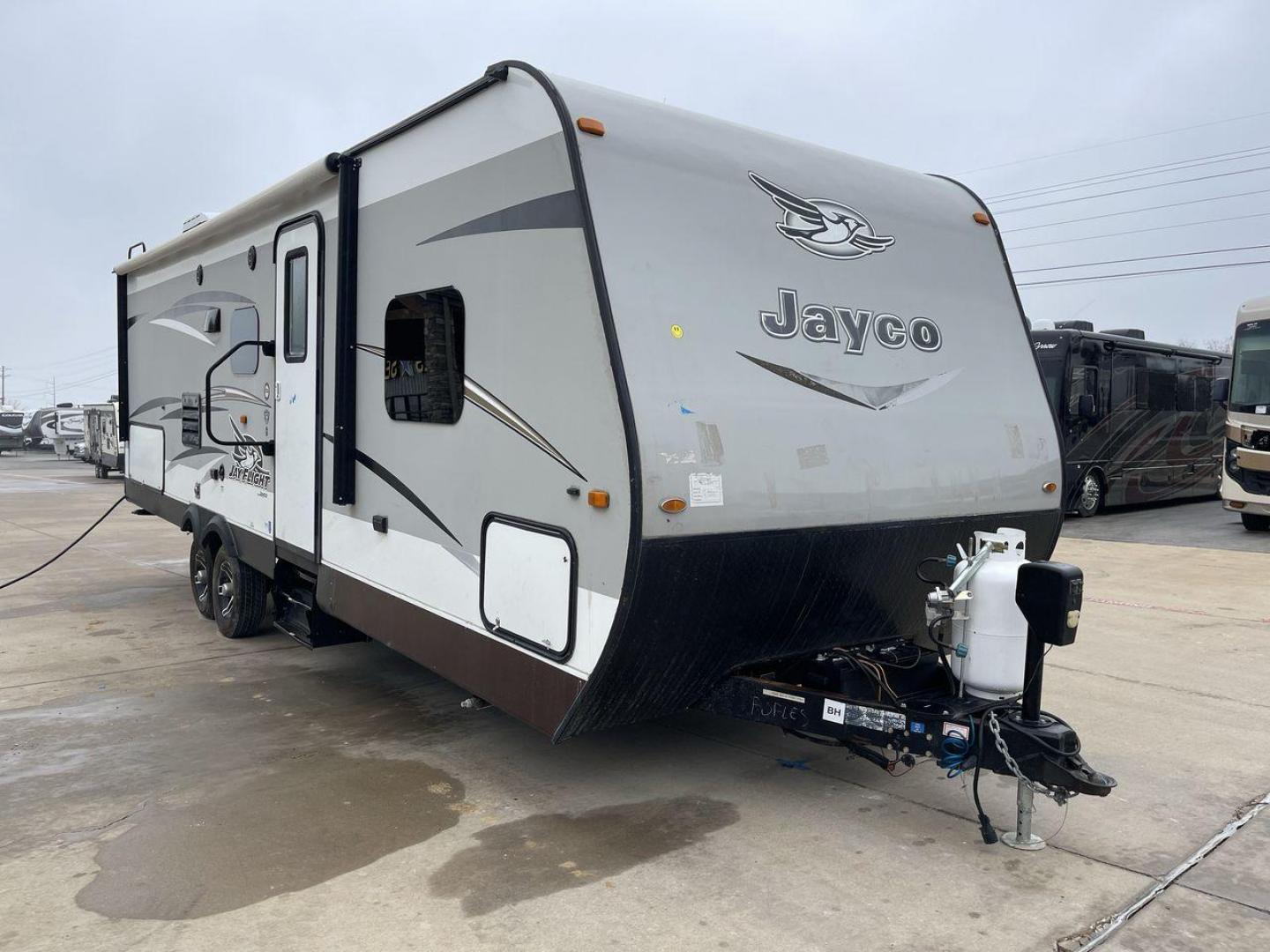 2016 JAYCO JAYFLIGHT 27BH (1UJBJ0BP9G7) , Length: 30 ft | Slides: 1 transmission, located at 4319 N Main Street, Cleburne, TX, 76033, (817) 221-0660, 32.435829, -97.384178 - The 2016 Jayco Jay Flight 27BH is a 30-foot travel trailer built for comfort and adventure. Its exterior features a sleek, aerodynamic front with Jayco’s signature graphics and durable aluminum siding. The single slide expands the living space. The dual-axle design with stylish alloy wheels ensure - Photo#22