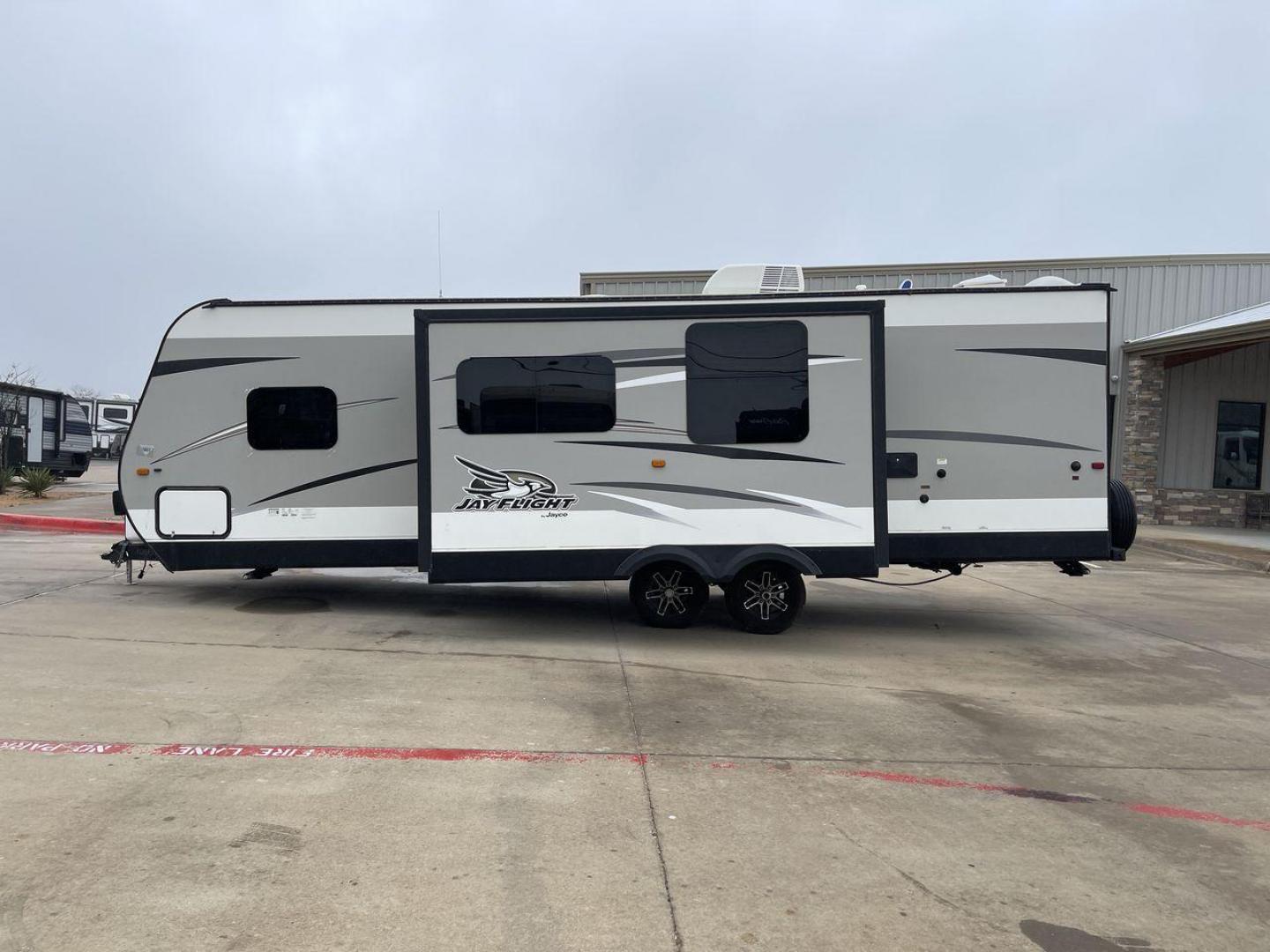 2016 JAYCO JAYFLIGHT 27BH (1UJBJ0BP9G7) , Length: 30 ft | Slides: 1 transmission, located at 4319 N Main Street, Cleburne, TX, 76033, (817) 221-0660, 32.435829, -97.384178 - The 2016 Jayco Jay Flight 27BH is a 30-foot travel trailer built for comfort and adventure. Its exterior features a sleek, aerodynamic front with Jayco’s signature graphics and durable aluminum siding. The single slide expands the living space. The dual-axle design with stylish alloy wheels ensure - Photo#23