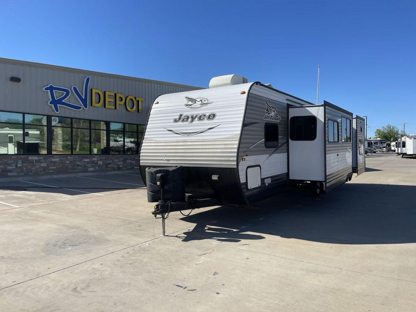 2016 JAYCO JAY FLIGHT 32BHDS (1UJBJ0BS7G1) , located at 4319 N Main Street, Cleburne, TX, 76033, (817) 221-0660, 32.435829, -97.384178 - Photo#0