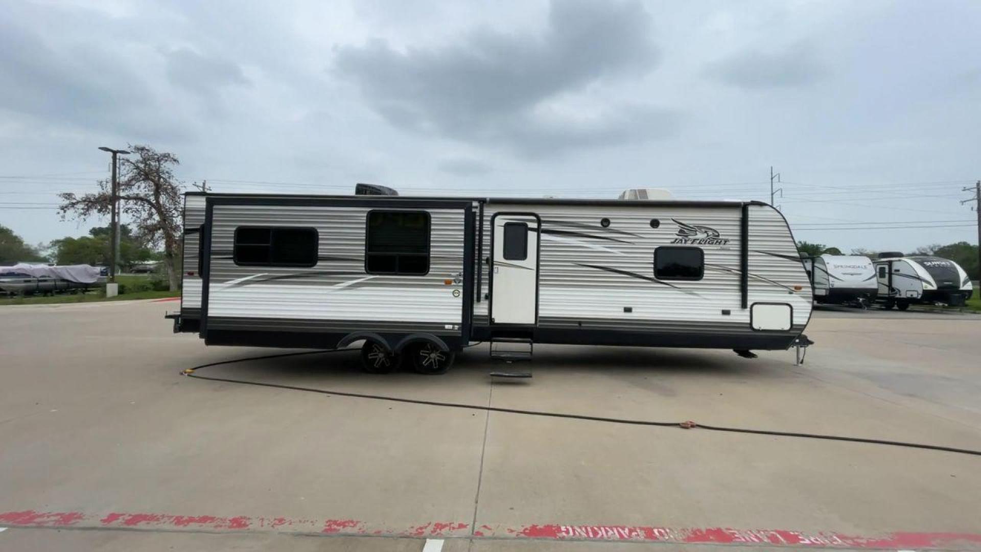 2016 JAYCO JAY FLIGHT 34RSBS (1UJBJ0BT0G1) , located at 4319 N Main Street, Cleburne, TX, 76033, (817) 221-0660, 32.435829, -97.384178 - Photo#2