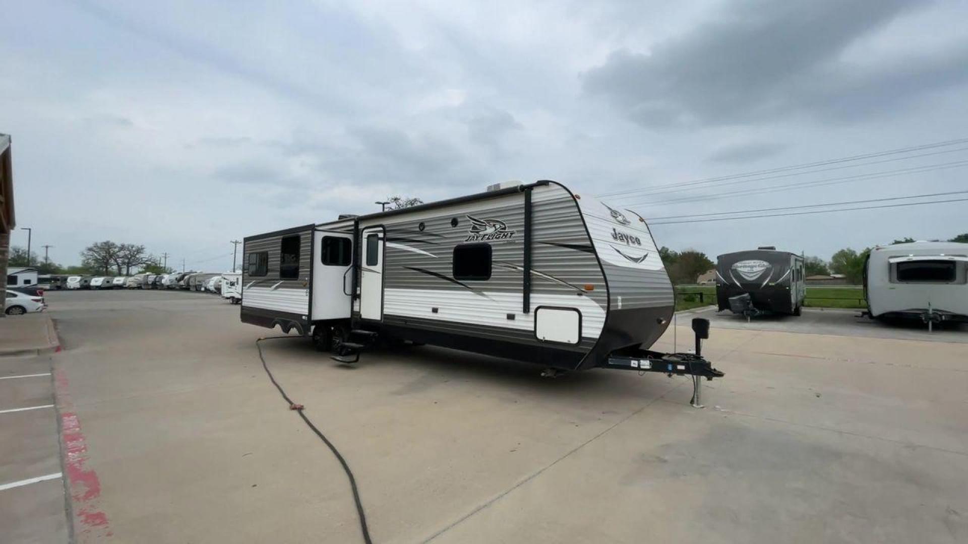 2016 JAYCO JAY FLIGHT 34RSBS (1UJBJ0BT0G1) , located at 4319 N Main Street, Cleburne, TX, 76033, (817) 221-0660, 32.435829, -97.384178 - Photo#3