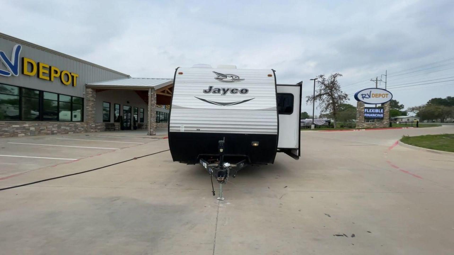 2016 JAYCO JAY FLIGHT 34RSBS (1UJBJ0BT0G1) , located at 4319 N Main Street, Cleburne, TX, 76033, (817) 221-0660, 32.435829, -97.384178 - Photo#4