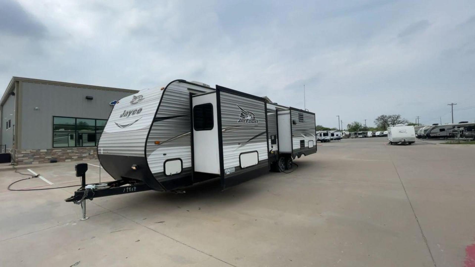 2016 JAYCO JAY FLIGHT 34RSBS (1UJBJ0BT0G1) , located at 4319 N Main Street, Cleburne, TX, 76033, (817) 221-0660, 32.435829, -97.384178 - Photo#5