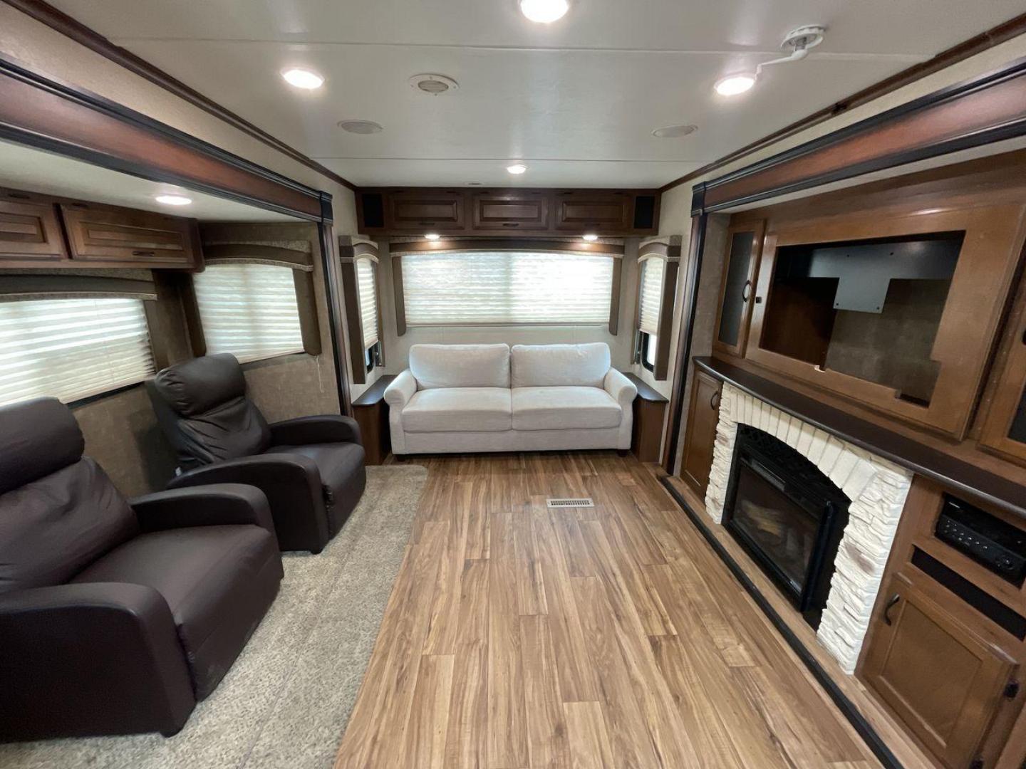 2016 JAYCO JAY FLIGHT 34RSBS (1UJBJ0BT0G1) , located at 4319 N Main Street, Cleburne, TX, 76033, (817) 221-0660, 32.435829, -97.384178 - Photo#10