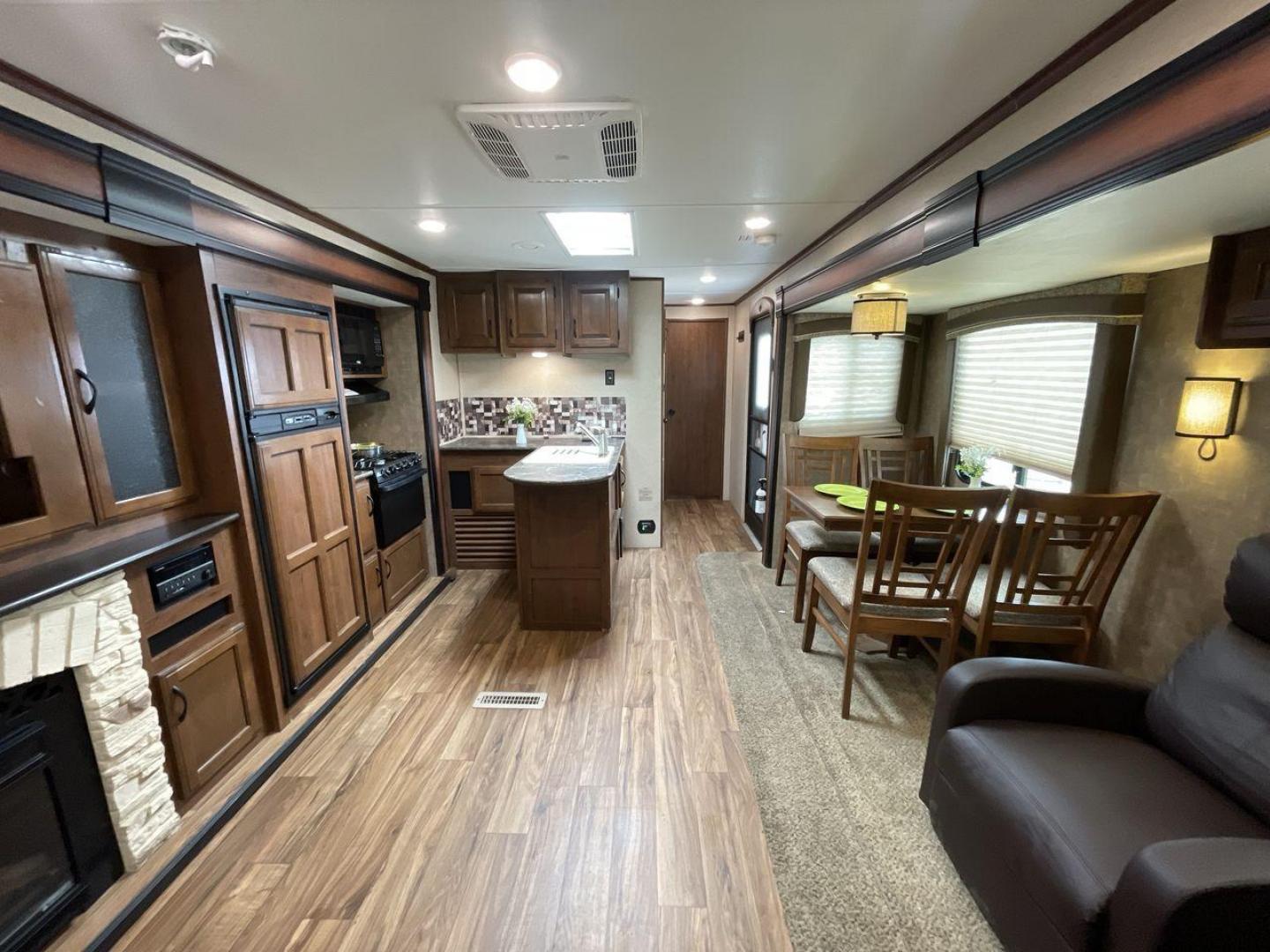 2016 JAYCO JAY FLIGHT 34RSBS (1UJBJ0BT0G1) , located at 4319 N Main Street, Cleburne, TX, 76033, (817) 221-0660, 32.435829, -97.384178 - Photo#12