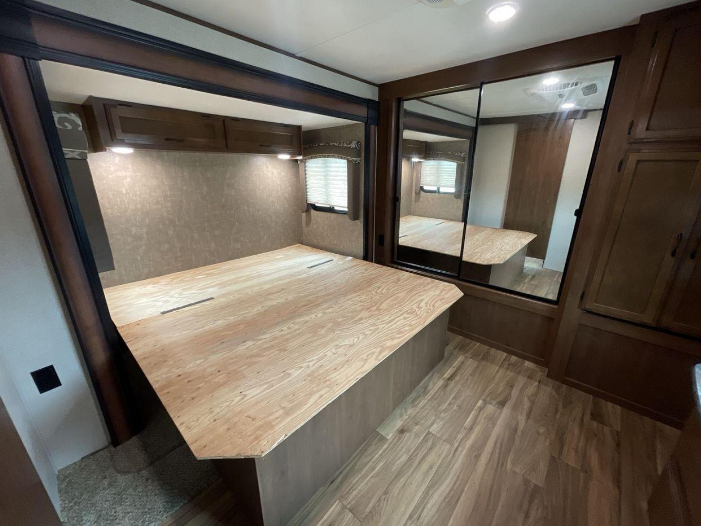 2016 JAYCO JAY FLIGHT 34RSBS (1UJBJ0BT0G1) , located at 4319 N Main Street, Cleburne, TX, 76033, (817) 221-0660, 32.435829, -97.384178 - Photo#16