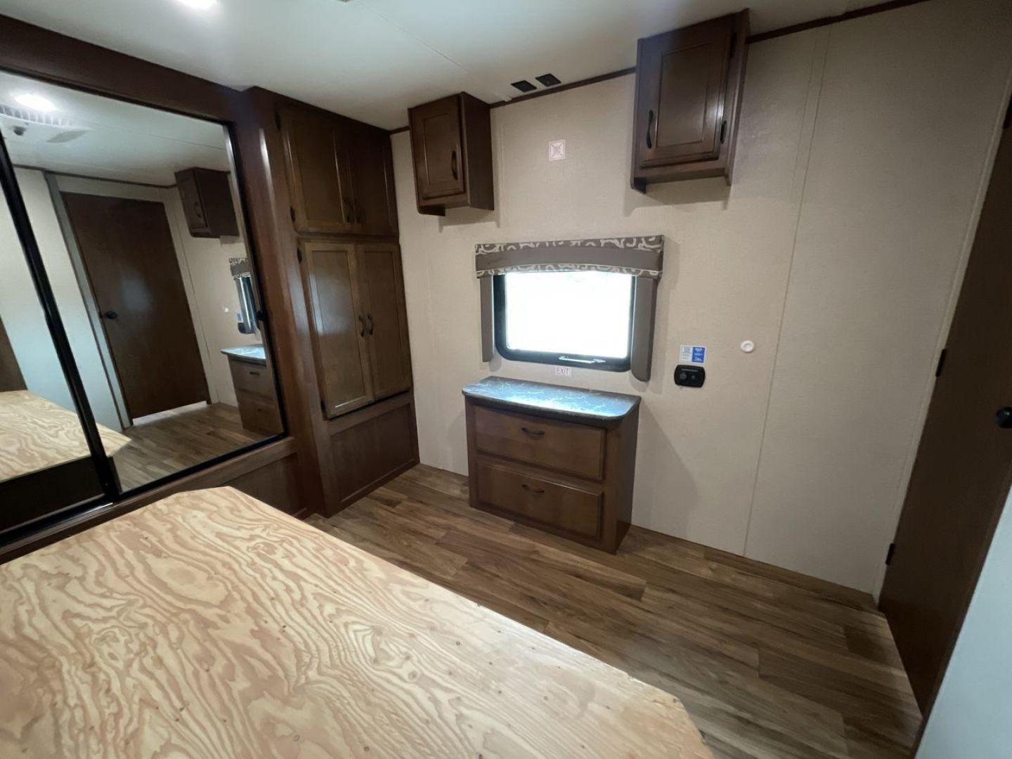 2016 JAYCO JAY FLIGHT 34RSBS (1UJBJ0BT0G1) , located at 4319 N Main Street, Cleburne, TX, 76033, (817) 221-0660, 32.435829, -97.384178 - Photo#17