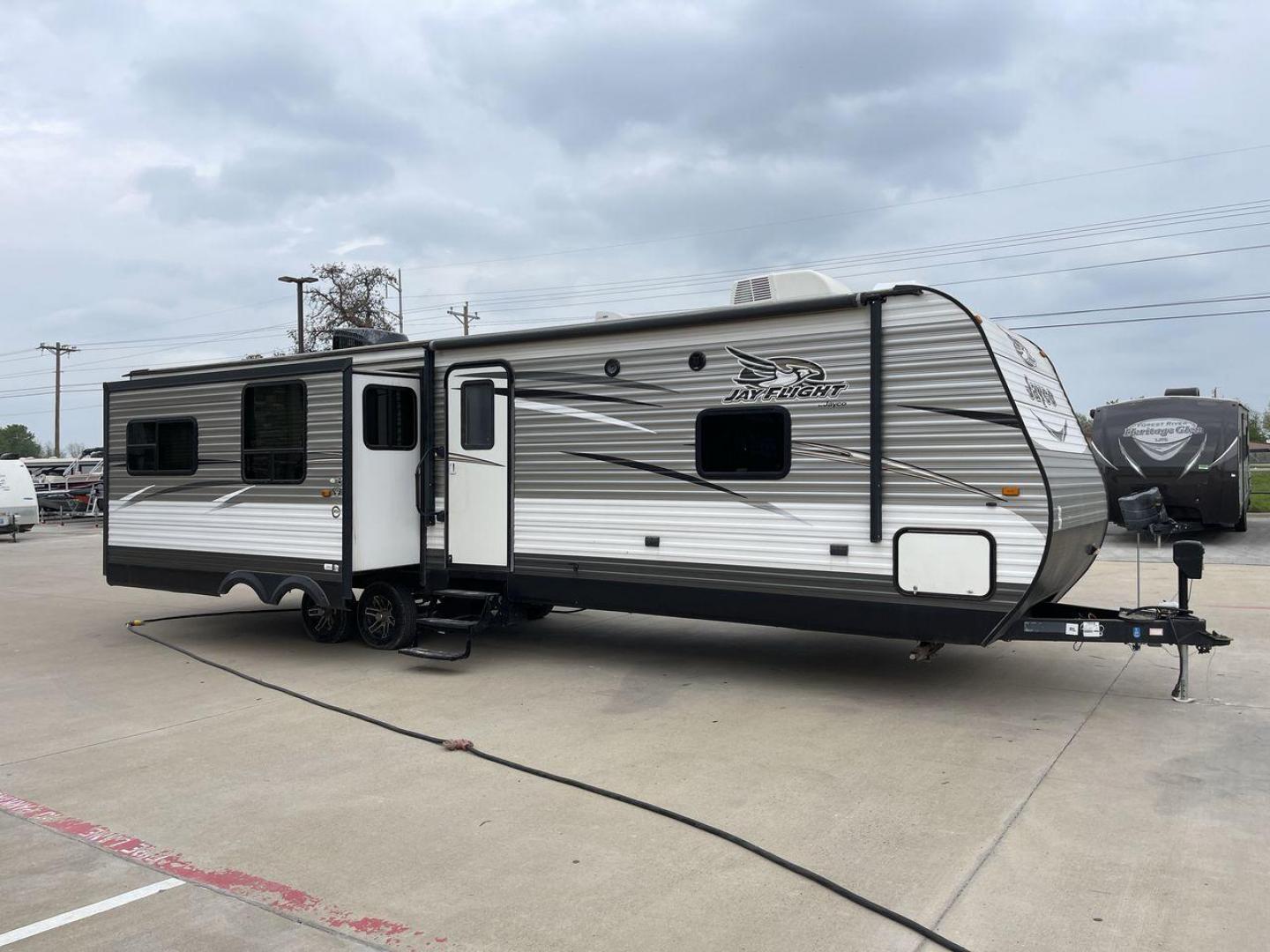 2016 JAYCO JAY FLIGHT 34RSBS (1UJBJ0BT0G1) , located at 4319 N Main Street, Cleburne, TX, 76033, (817) 221-0660, 32.435829, -97.384178 - Photo#22