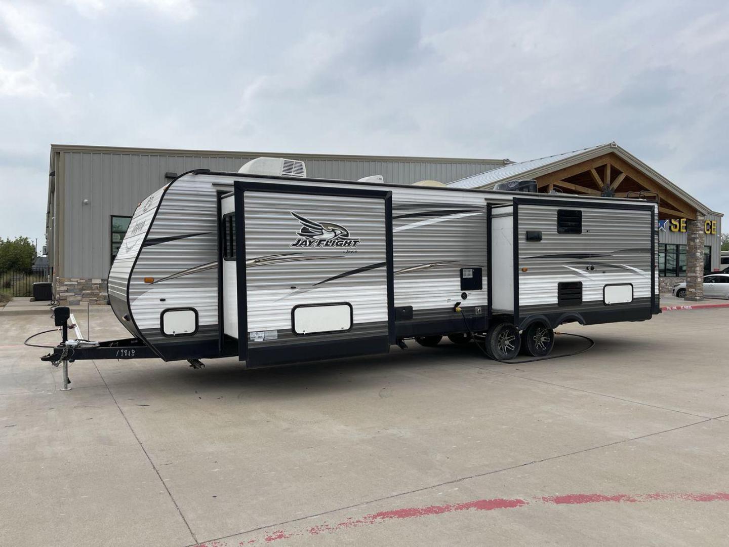 2016 JAYCO JAY FLIGHT 34RSBS (1UJBJ0BT0G1) , located at 4319 N Main Street, Cleburne, TX, 76033, (817) 221-0660, 32.435829, -97.384178 - Photo#23