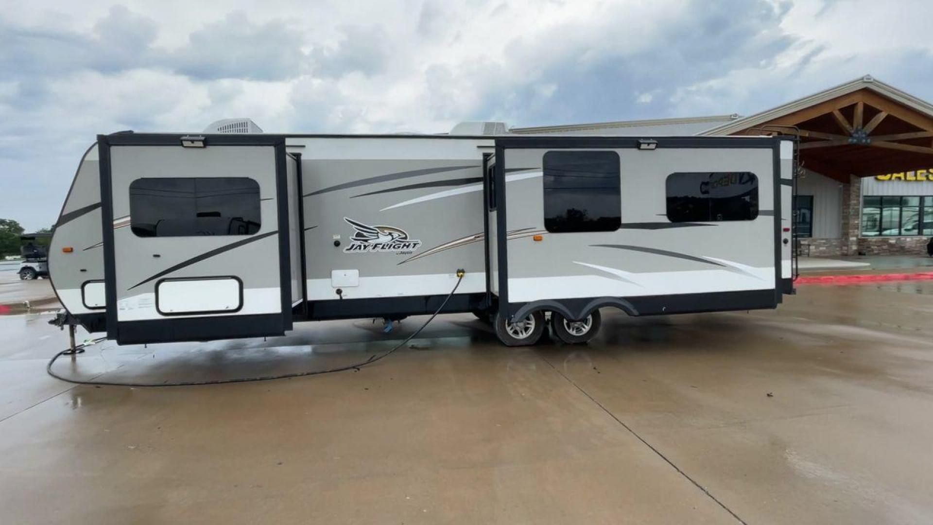 2016 WHITE JAYFLIGHT 31RLDS - (1UJBJ0BS3G1) , Length: 35.9 ft | Dry Weight: 7,610 lbs | Gross Weight: 10,250 lbs. | Slides: 2 transmission, located at 4319 N Main Street, Cleburne, TX, 76033, (817) 221-0660, 32.435829, -97.384178 - The 2016 JayFlight 31RLDS Travel Trailer provides the most pleasant travel experience. With a length of 35.9 feet, this beautiful and spacious trailer provides plenty of area for entertainment and relaxation. It weighs 7,610 pounds dry and 10,250 pounds gross, making it both sturdy and easy to move. - Photo#6