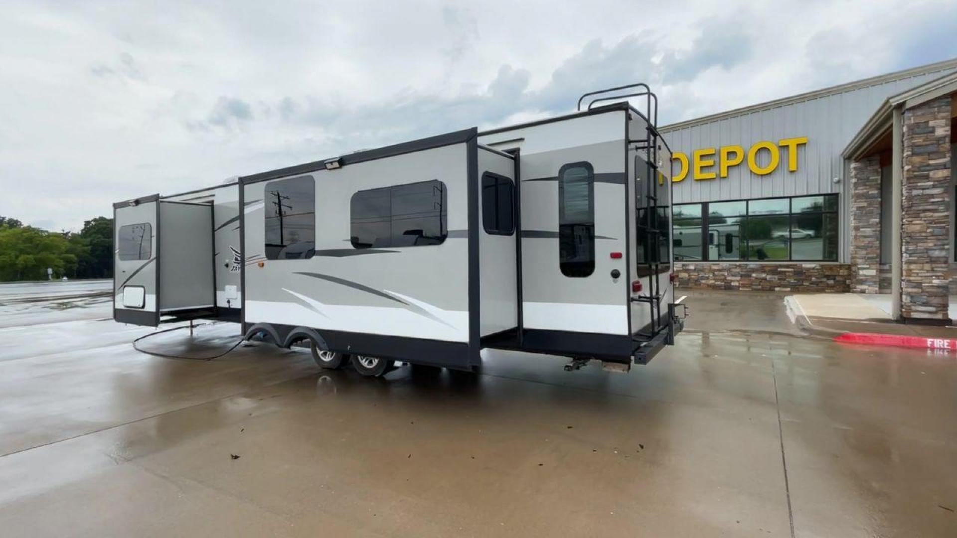 2016 WHITE JAYFLIGHT 31RLDS - (1UJBJ0BS3G1) , Length: 35.9 ft | Dry Weight: 7,610 lbs | Gross Weight: 10,250 lbs. | Slides: 2 transmission, located at 4319 N Main Street, Cleburne, TX, 76033, (817) 221-0660, 32.435829, -97.384178 - The 2016 JayFlight 31RLDS Travel Trailer provides the most pleasant travel experience. With a length of 35.9 feet, this beautiful and spacious trailer provides plenty of area for entertainment and relaxation. It weighs 7,610 pounds dry and 10,250 pounds gross, making it both sturdy and easy to move. - Photo#7