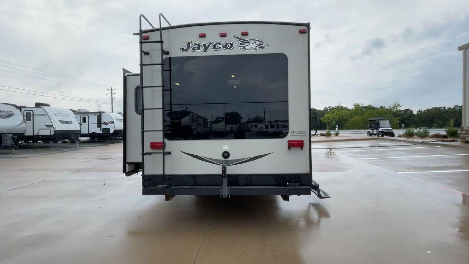 2016 WHITE JAYFLIGHT 31RLDS - (1UJBJ0BS3G1) , Length: 35.9 ft | Dry Weight: 7,610 lbs | Gross Weight: 10,250 lbs. | Slides: 2 transmission, located at 4319 N Main Street, Cleburne, TX, 76033, (817) 221-0660, 32.435829, -97.384178 - The 2016 JayFlight 31RLDS Travel Trailer provides the most pleasant travel experience. With a length of 35.9 feet, this beautiful and spacious trailer provides plenty of area for entertainment and relaxation. It weighs 7,610 pounds dry and 10,250 pounds gross, making it both sturdy and easy to move. - Photo#8