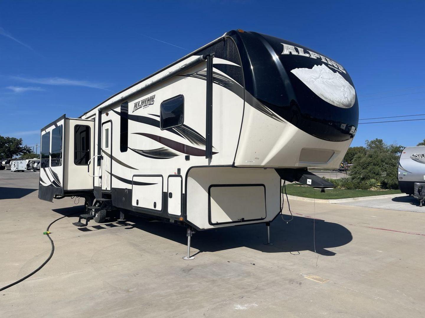 2016 WHITE KEYSTONE ALPINE 3511RE (4YDF35124GE) , Length: 39.17 ft. | Dry Weight: 13,100 lbs. | Gross Weight: 15,500 lbs. | Slides: 4 transmission, located at 4319 N Main Street, Cleburne, TX, 76033, (817) 221-0660, 32.435829, -97.384178 - The 2016 Keystone Alpine 3511RE Fifth Wheel offers a spacious and luxurious home on wheels, measuring 39.17 feet in length. It has a dry weight of 13,100 lbs and a gross weight of 15,500 lbs, making it a solid choice for those looking for both comfort and durability during extended travels. With fou - Photo#23