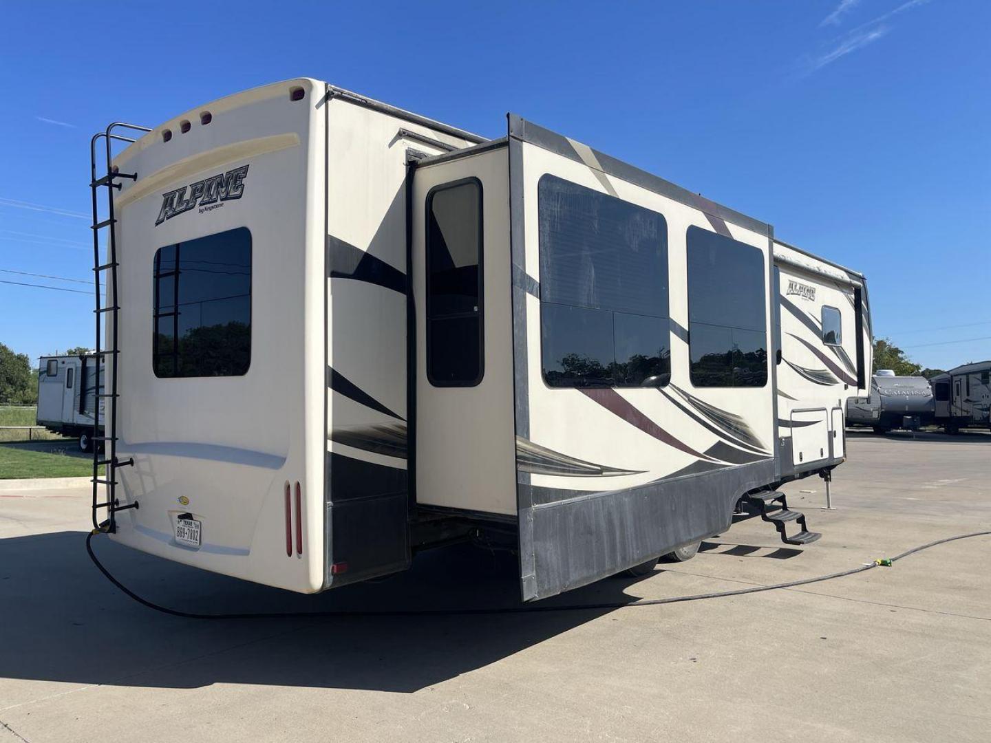 2016 WHITE KEYSTONE ALPINE 3511RE (4YDF35124GE) , Length: 39.17 ft. | Dry Weight: 13,100 lbs. | Gross Weight: 15,500 lbs. | Slides: 4 transmission, located at 4319 N Main Street, Cleburne, TX, 76033, (817) 221-0660, 32.435829, -97.384178 - The 2016 Keystone Alpine 3511RE Fifth Wheel offers a spacious and luxurious home on wheels, measuring 39.17 feet in length. It has a dry weight of 13,100 lbs and a gross weight of 15,500 lbs, making it a solid choice for those looking for both comfort and durability during extended travels. With fou - Photo#25