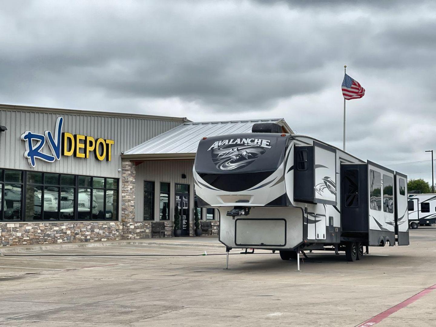 2016 KEYSTONE AVALANCHE 391TG (4YDF3912XGE) , Length: 39.42 ft. | Dry Weight: 13,830 lbs. | Slides: 4 transmission, located at 4319 N Main Street, Cleburne, TX, 76033, (817) 221-0660, 32.435829, -97.384178 - Photo#0