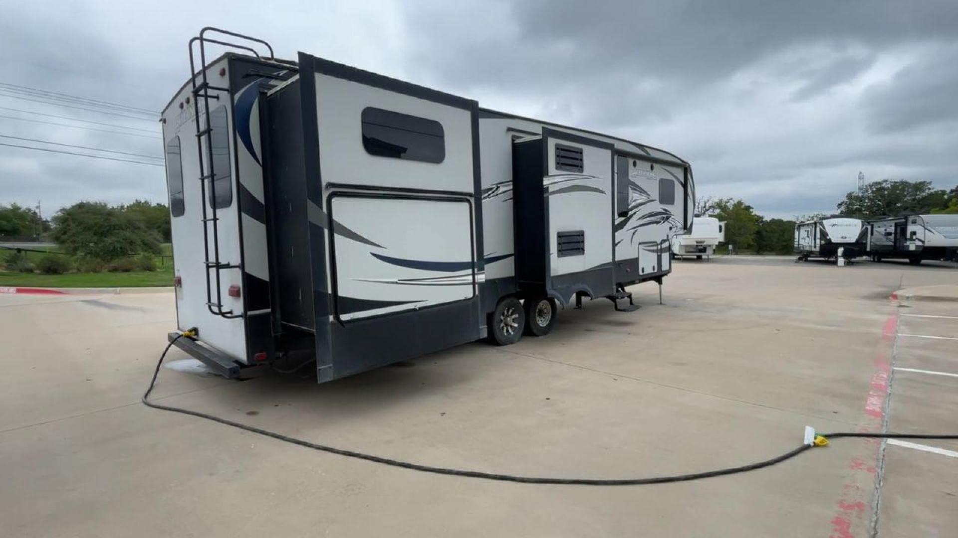 2016 KEYSTONE AVALANCHE 391TG (4YDF3912XGE) , Length: 39.42 ft. | Dry Weight: 13,830 lbs. | Slides: 4 transmission, located at 4319 N Main Street, Cleburne, TX, 76033, (817) 221-0660, 32.435829, -97.384178 - Photo#1