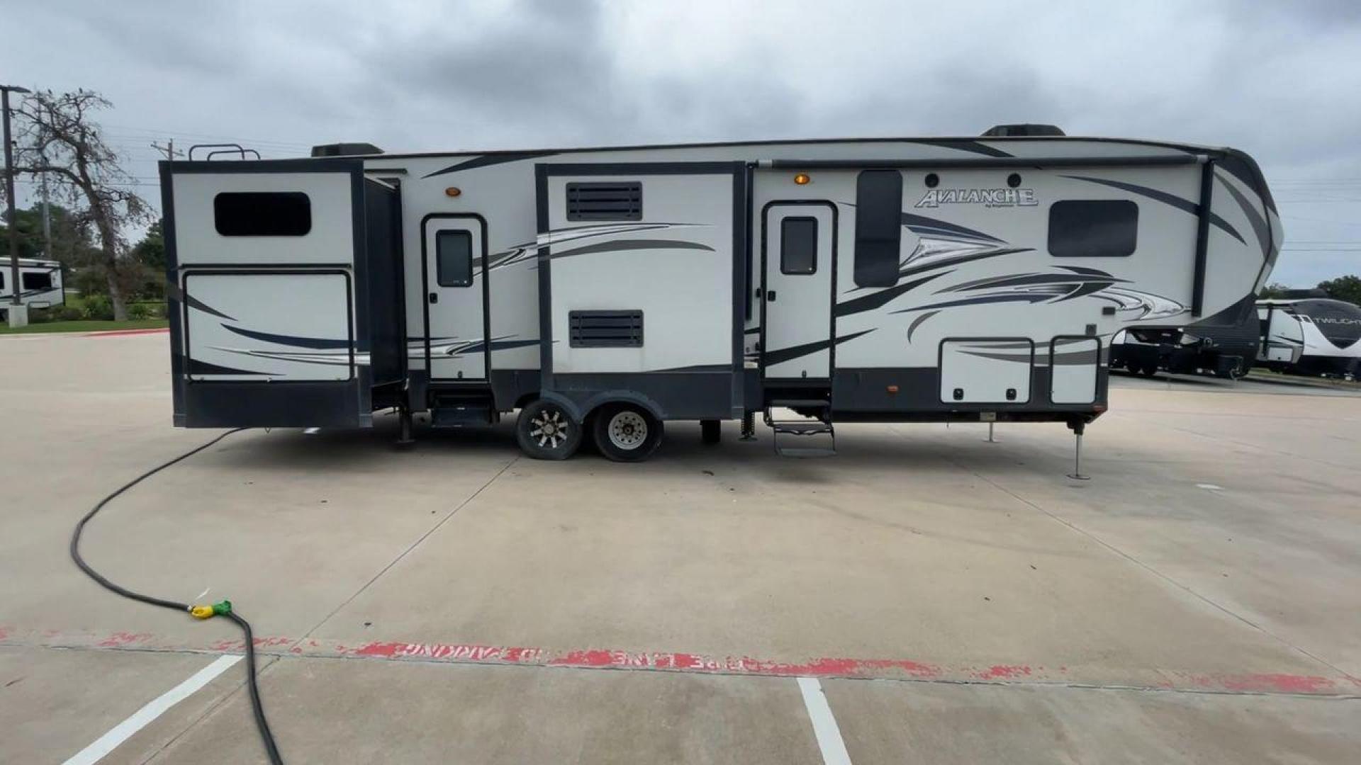 2016 KEYSTONE AVALANCHE 391TG (4YDF3912XGE) , Length: 39.42 ft. | Dry Weight: 13,830 lbs. | Slides: 4 transmission, located at 4319 N Main Street, Cleburne, TX, 76033, (817) 221-0660, 32.435829, -97.384178 - Photo#2