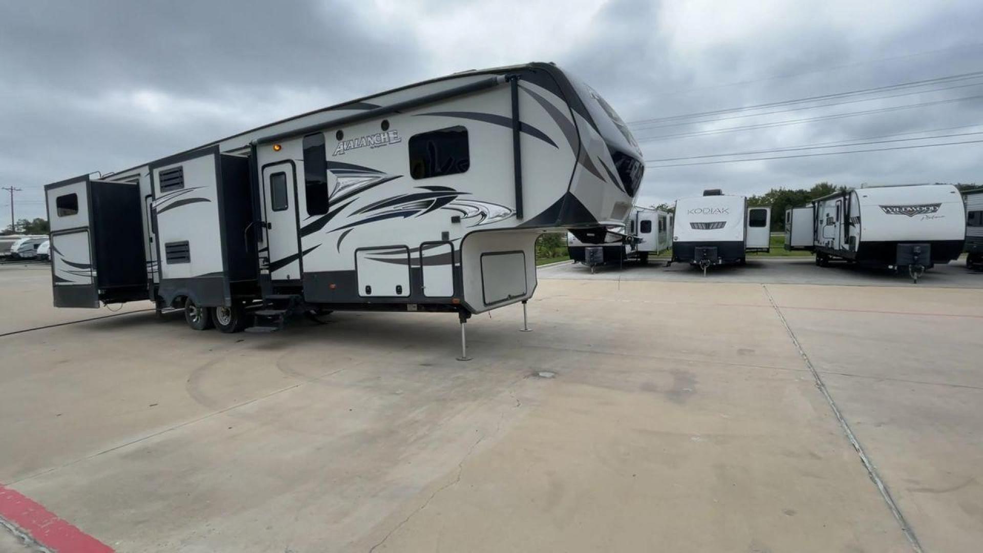 2016 KEYSTONE AVALANCHE 391TG (4YDF3912XGE) , Length: 39.42 ft. | Dry Weight: 13,830 lbs. | Slides: 4 transmission, located at 4319 N Main Street, Cleburne, TX, 76033, (817) 221-0660, 32.435829, -97.384178 - Photo#3