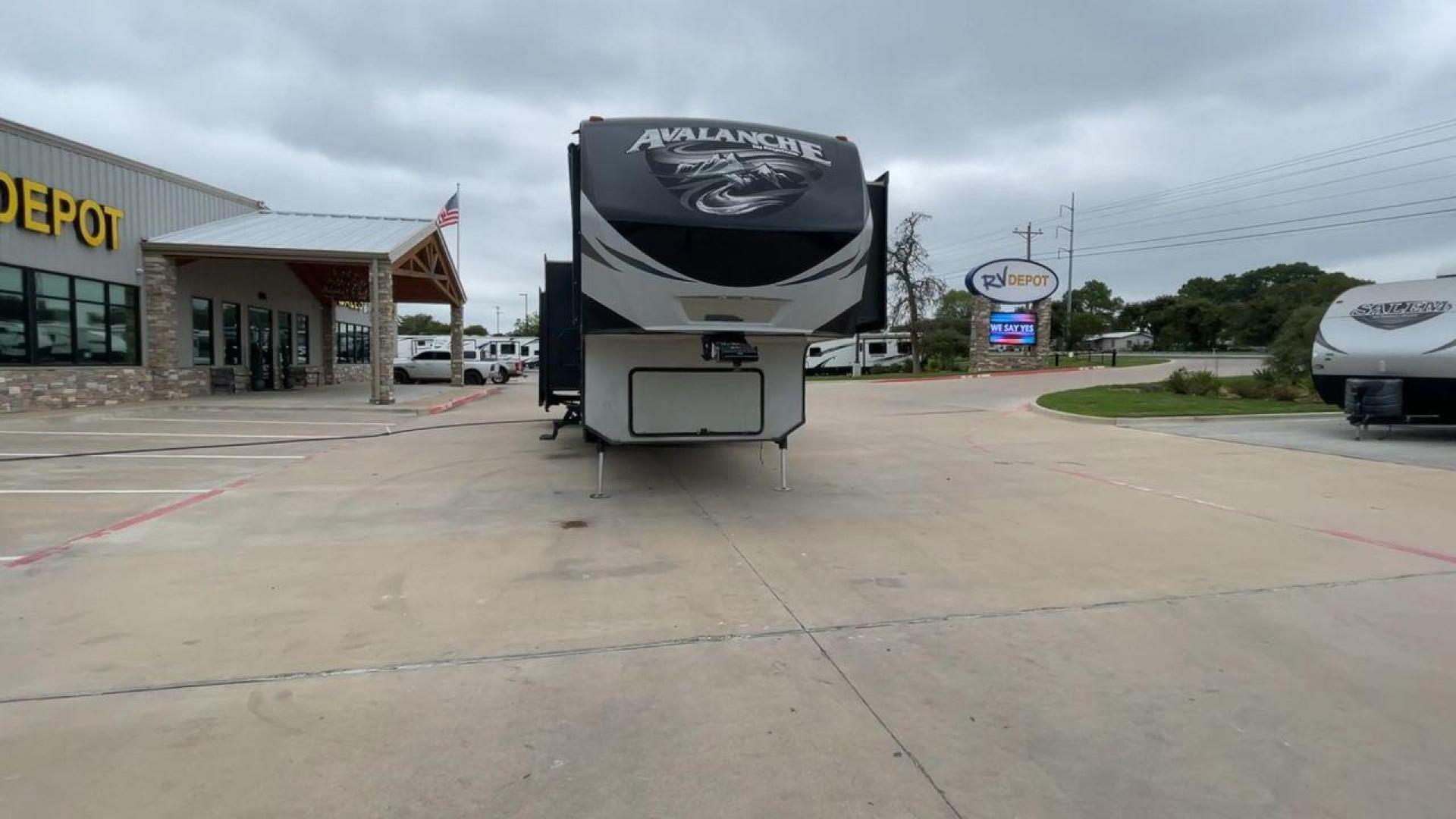 2016 KEYSTONE AVALANCHE 391TG (4YDF3912XGE) , Length: 39.42 ft. | Dry Weight: 13,830 lbs. | Slides: 4 transmission, located at 4319 N Main Street, Cleburne, TX, 76033, (817) 221-0660, 32.435829, -97.384178 - Photo#4