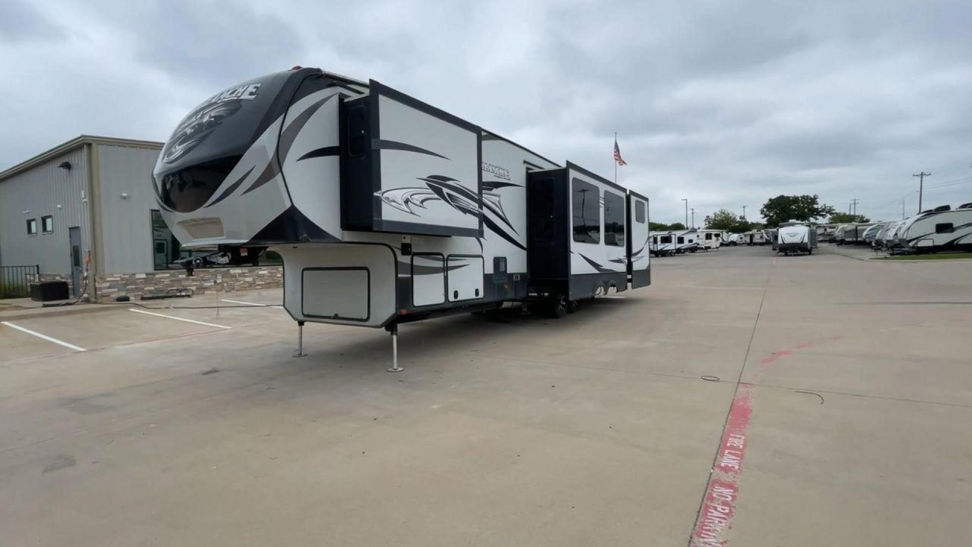 2016 KEYSTONE AVALANCHE 391TG (4YDF3912XGE) , Length: 39.42 ft. | Dry Weight: 13,830 lbs. | Slides: 4 transmission, located at 4319 N Main Street, Cleburne, TX, 76033, (817) 221-0660, 32.435829, -97.384178 - Photo#5