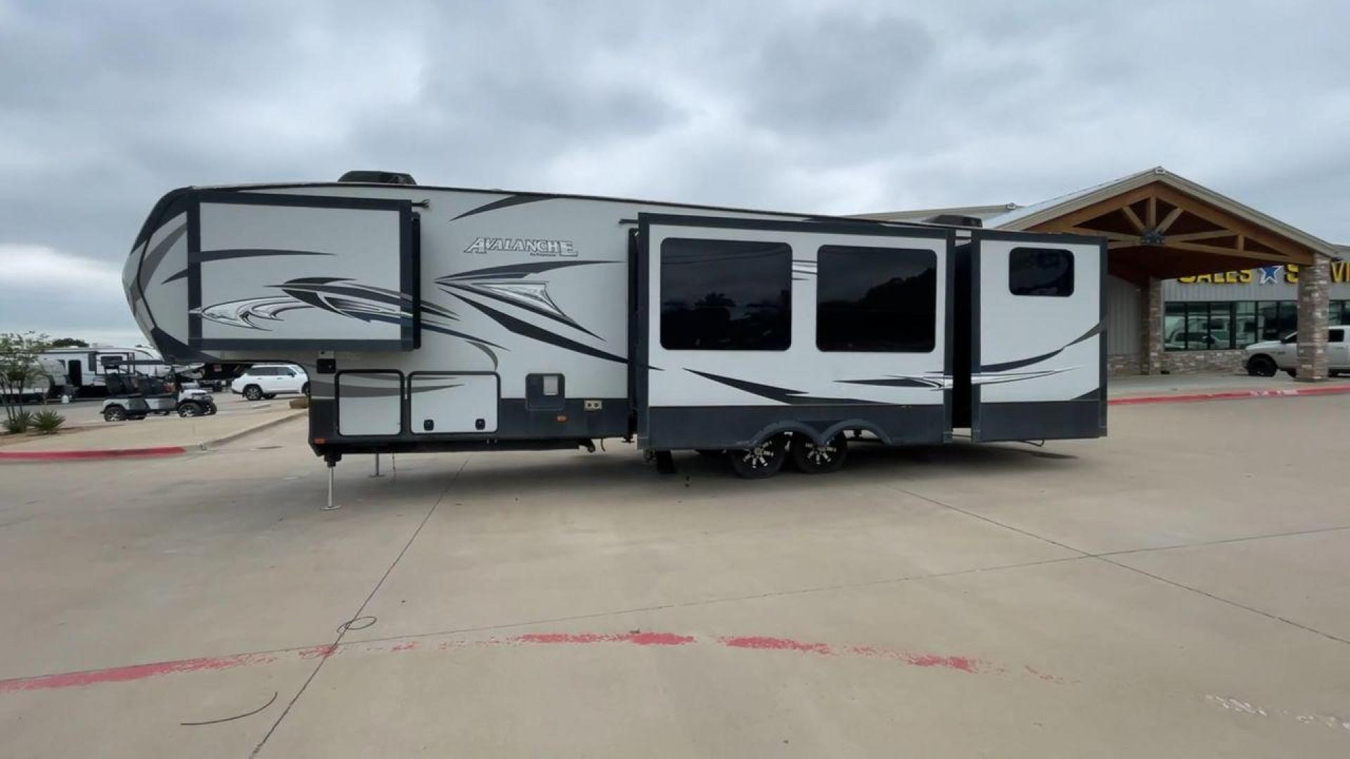 2016 KEYSTONE AVALANCHE 391TG (4YDF3912XGE) , Length: 39.42 ft. | Dry Weight: 13,830 lbs. | Slides: 4 transmission, located at 4319 N Main Street, Cleburne, TX, 76033, (817) 221-0660, 32.435829, -97.384178 - Photo#6