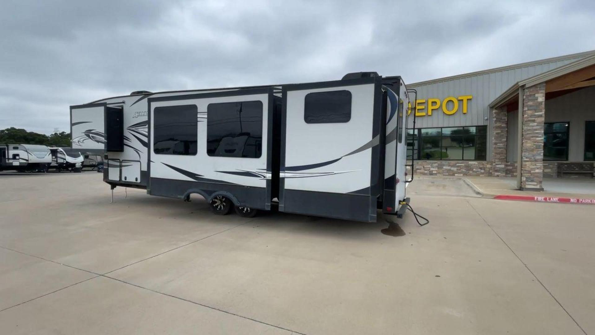 2016 KEYSTONE AVALANCHE 391TG (4YDF3912XGE) , Length: 39.42 ft. | Dry Weight: 13,830 lbs. | Slides: 4 transmission, located at 4319 N Main Street, Cleburne, TX, 76033, (817) 221-0660, 32.435829, -97.384178 - Photo#7