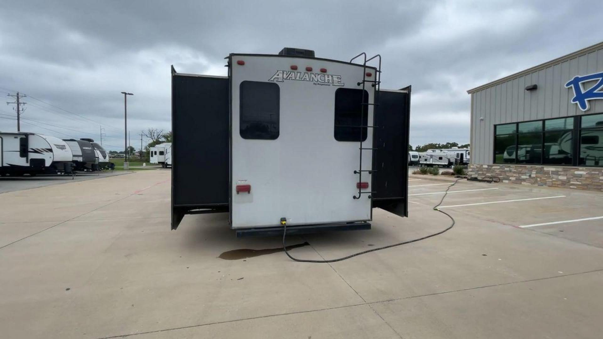 2016 KEYSTONE AVALANCHE 391TG (4YDF3912XGE) , Length: 39.42 ft. | Dry Weight: 13,830 lbs. | Slides: 4 transmission, located at 4319 N Main Street, Cleburne, TX, 76033, (817) 221-0660, 32.435829, -97.384178 - Photo#8