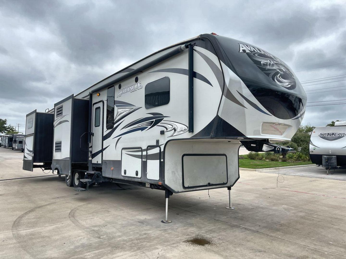 2016 KEYSTONE AVALANCHE 391TG (4YDF3912XGE) , Length: 39.42 ft. | Dry Weight: 13,830 lbs. | Slides: 4 transmission, located at 4319 N Main Street, Cleburne, TX, 76033, (817) 221-0660, 32.435829, -97.384178 - Photo#23