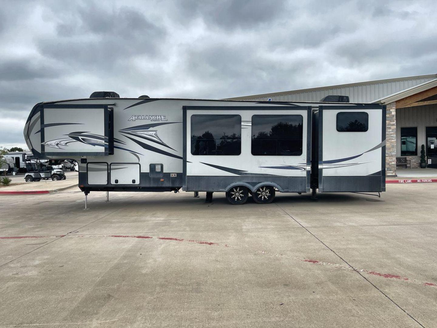 2016 KEYSTONE AVALANCHE 391TG (4YDF3912XGE) , Length: 39.42 ft. | Dry Weight: 13,830 lbs. | Slides: 4 transmission, located at 4319 N Main Street, Cleburne, TX, 76033, (817) 221-0660, 32.435829, -97.384178 - Photo#24