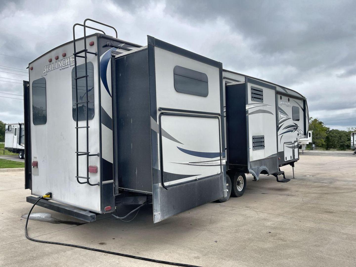 2016 KEYSTONE AVALANCHE 391TG (4YDF3912XGE) , Length: 39.42 ft. | Dry Weight: 13,830 lbs. | Slides: 4 transmission, located at 4319 N Main Street, Cleburne, TX, 76033, (817) 221-0660, 32.435829, -97.384178 - Photo#25