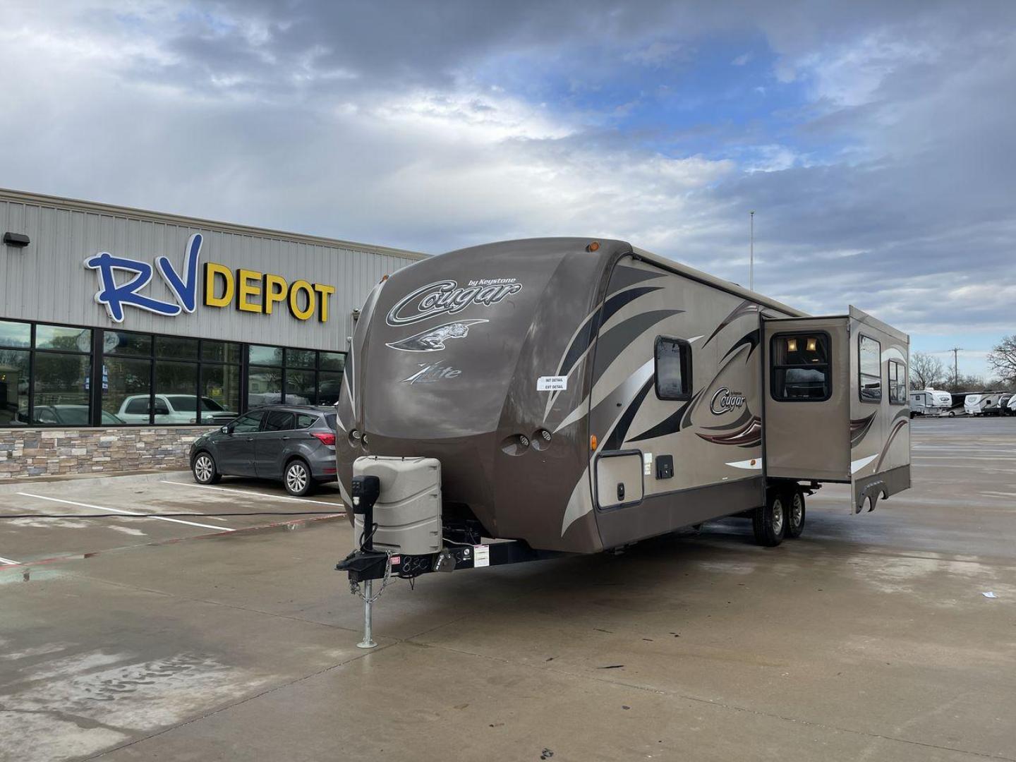 2016 KEYSTONE COUGAR 28RLS (4YDT28R21GV) , located at 4319 N Main Street, Cleburne, TX, 76033, (817) 221-0660, 32.435829, -97.384178 - Photo#0