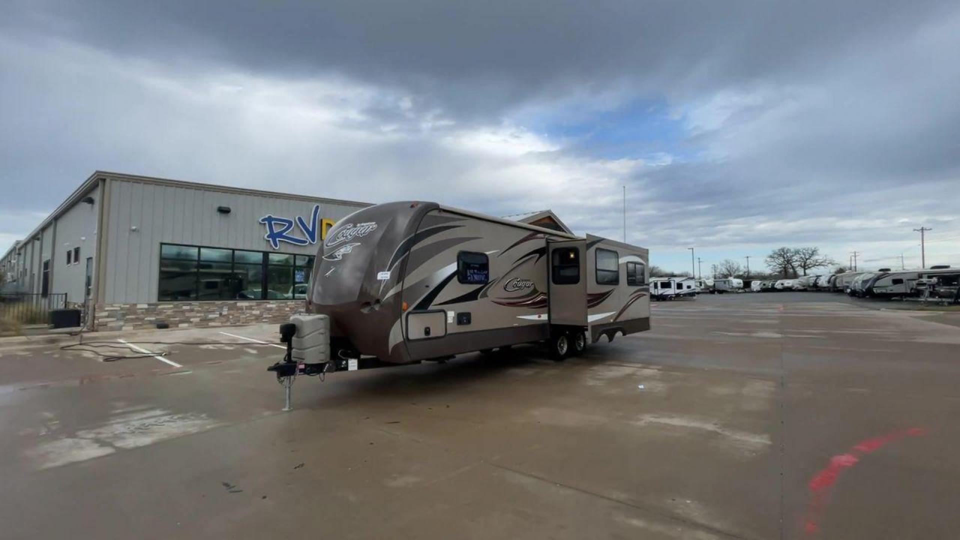 2016 KEYSTONE COUGAR 28RLS (4YDT28R21GV) , located at 4319 N Main Street, Cleburne, TX, 76033, (817) 221-0660, 32.435829, -97.384178 - Photo#5