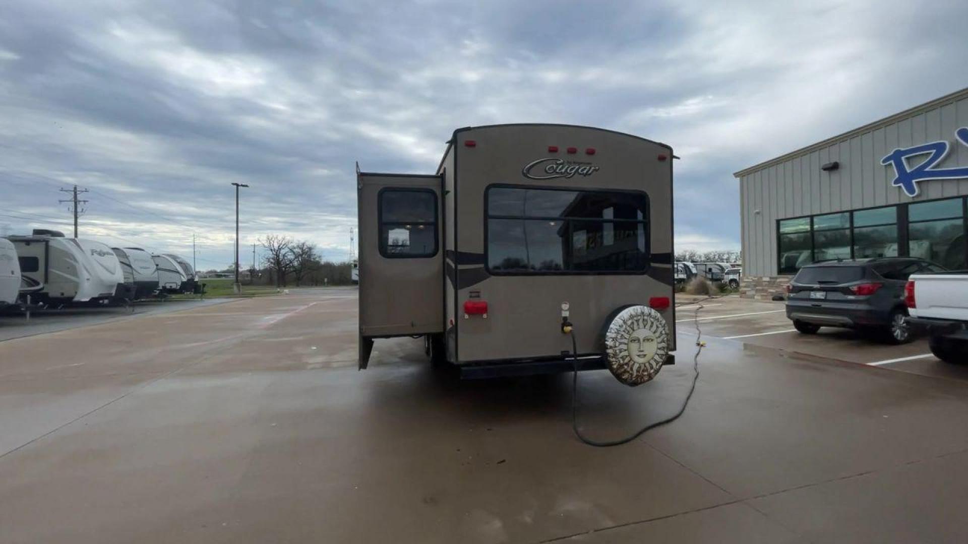 2016 KEYSTONE COUGAR 28RLS (4YDT28R21GV) , located at 4319 N Main Street, Cleburne, TX, 76033, (817) 221-0660, 32.435829, -97.384178 - Photo#8