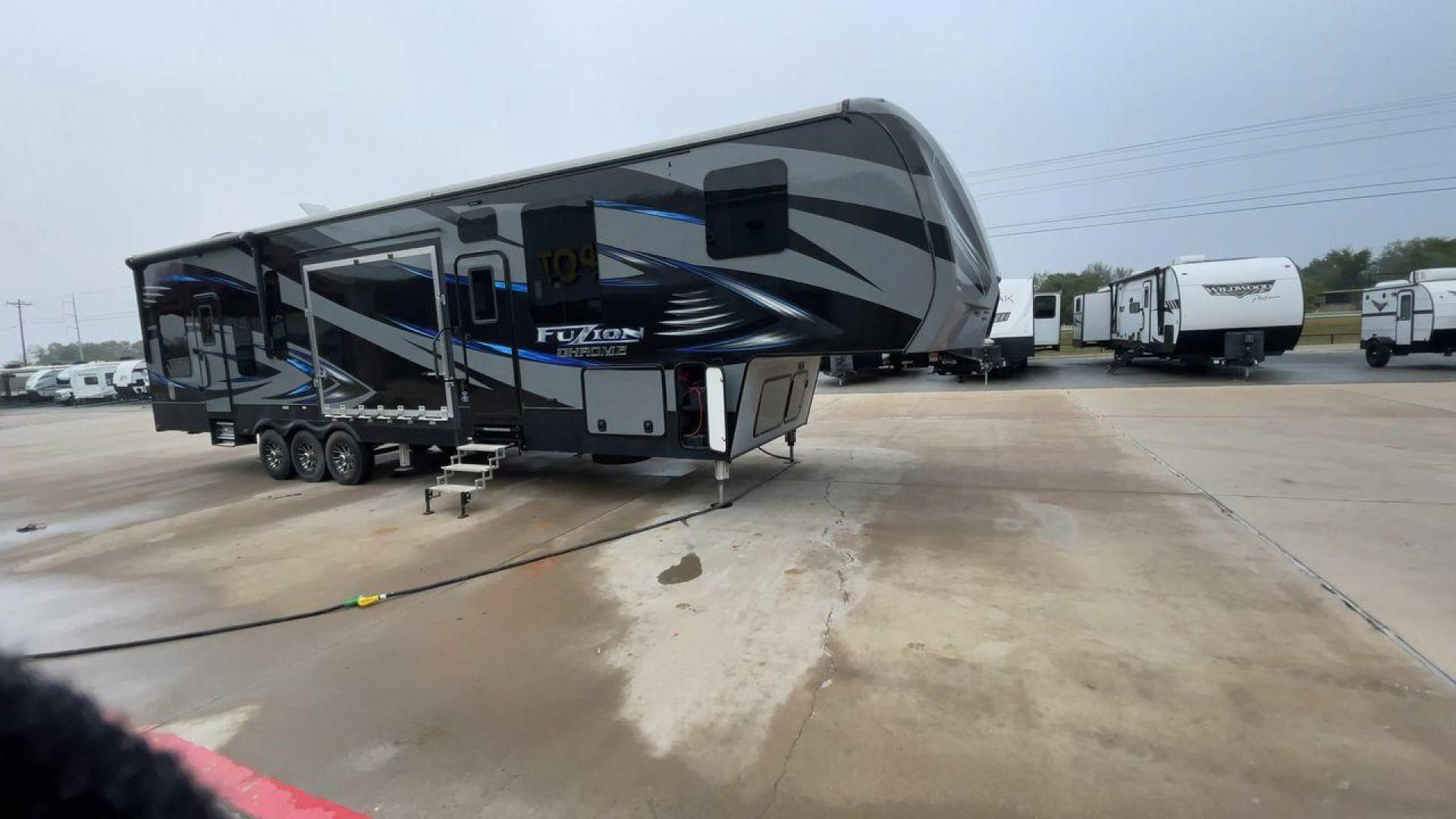 2016 KEYSTONE FUZION 420 (4YDF42035GF) , Length: 43 ft. | Dry Weight: 15,095 lbs. | Gross Weight: 19,000 lbs. | Slides: 3 transmission, located at 4319 N Main Street, Cleburne, TX, 76033, (817) 221-0660, 32.435829, -97.384178 - The 2016 Keystone Fuzion 420 is a fifth-wheel toy hauler with an impressive length of 43 feet, offering plenty of space for adventures on the road. With a dry weight of 15,095 lbs and a gross weight of 19,000 lbs, this trailer is designed for heavy-duty use. It provides a large cargo carrying capaci - Photo#3