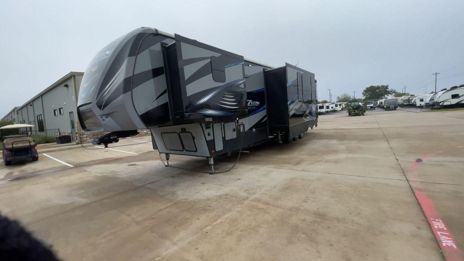 2016 KEYSTONE FUZION 420 (4YDF42035GF) , Length: 43 ft. | Dry Weight: 15,095 lbs. | Gross Weight: 19,000 lbs. | Slides: 3 transmission, located at 4319 N Main Street, Cleburne, TX, 76033, (817) 221-0660, 32.435829, -97.384178 - The 2016 Keystone Fuzion 420 is a fifth-wheel toy hauler with an impressive length of 43 feet, offering plenty of space for adventures on the road. With a dry weight of 15,095 lbs and a gross weight of 19,000 lbs, this trailer is designed for heavy-duty use. It provides a large cargo carrying capaci - Photo#5