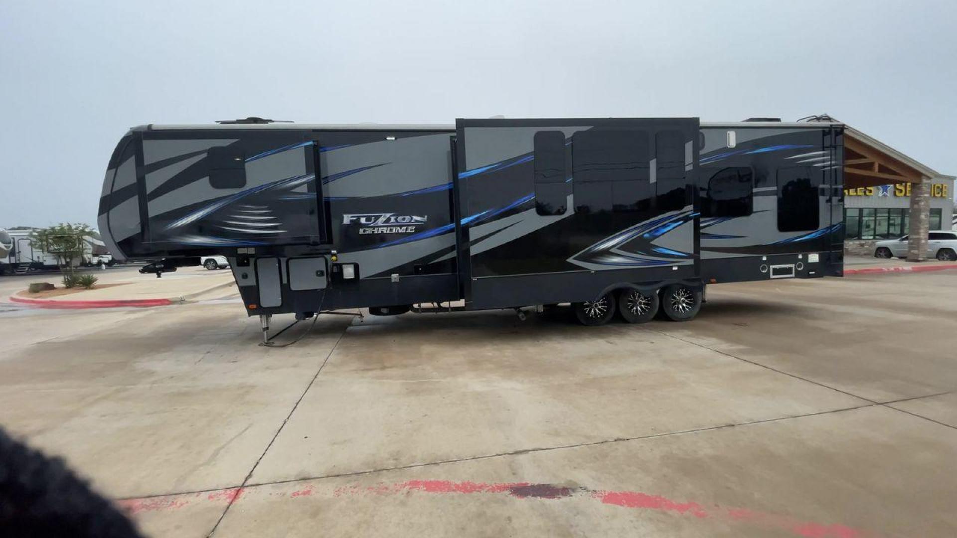 2016 KEYSTONE FUZION 420 (4YDF42035GF) , Length: 43 ft. | Dry Weight: 15,095 lbs. | Gross Weight: 19,000 lbs. | Slides: 3 transmission, located at 4319 N Main Street, Cleburne, TX, 76033, (817) 221-0660, 32.435829, -97.384178 - The 2016 Keystone Fuzion 420 is a fifth-wheel toy hauler with an impressive length of 43 feet, offering plenty of space for adventures on the road. With a dry weight of 15,095 lbs and a gross weight of 19,000 lbs, this trailer is designed for heavy-duty use. It provides a large cargo carrying capaci - Photo#6