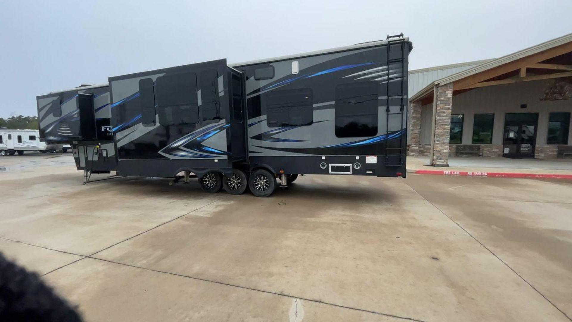 2016 KEYSTONE FUZION 420 (4YDF42035GF) , Length: 43 ft. | Dry Weight: 15,095 lbs. | Gross Weight: 19,000 lbs. | Slides: 3 transmission, located at 4319 N Main Street, Cleburne, TX, 76033, (817) 221-0660, 32.435829, -97.384178 - The 2016 Keystone Fuzion 420 is a fifth-wheel toy hauler with an impressive length of 43 feet, offering plenty of space for adventures on the road. With a dry weight of 15,095 lbs and a gross weight of 19,000 lbs, this trailer is designed for heavy-duty use. It provides a large cargo carrying capaci - Photo#7