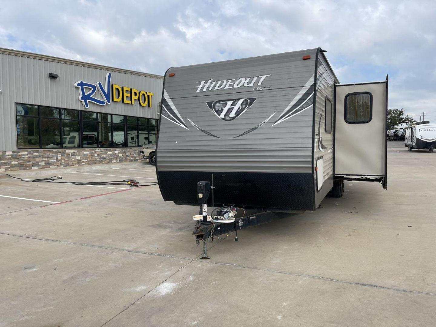 2016 TAN KEYSTONE HIDEOUT 28BHS (4YDT28B2XGN) , Length: 32.25 ft. | Dry Weight: 6,726 lbs. | Gross Weight: 9,695 lbs. | Slides: 1 transmission, located at 4319 N Main Street, Cleburne, TX, 76033, (817) 221-0660, 32.435829, -97.384178 - The 2016 Keystone Hideout 28BHS CT is a travel trailer designed with families in mind, offering a perfect fusion of comfort and practicality for your camping escapades. Stretching across 32 feet, this model maximizes space with a single slide-out, creating an expansive and welcoming living area. The - Photo#0