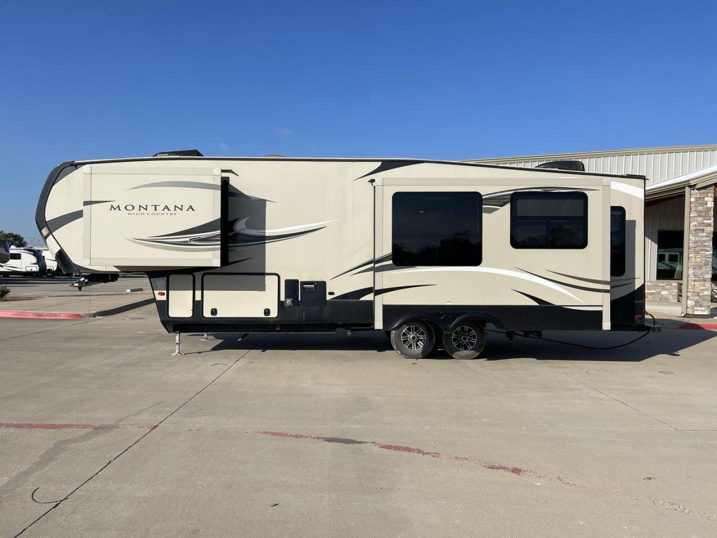 2016 KEYSTONE MONTANA 305RL (4YDF30529GA) , Length: 35 ft. | Dry Weight: 10,120 lbs. | Slides: 3 transmission, located at 4319 N Main Street, Cleburne, TX, 76033, (817) 221-0660, 32.435829, -97.384178 - Photo#23