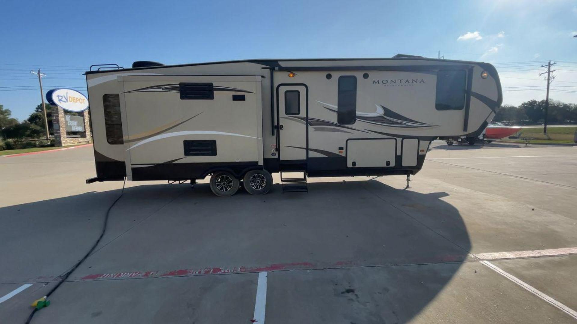 2016 KEYSTONE MONTANA 305RL (4YDF30529GA) , Length: 35 ft. | Dry Weight: 10,120 lbs. | Slides: 3 transmission, located at 4319 N Main Street, Cleburne, TX, 76033, (817) 221-0660, 32.435829, -97.384178 - Photo#2