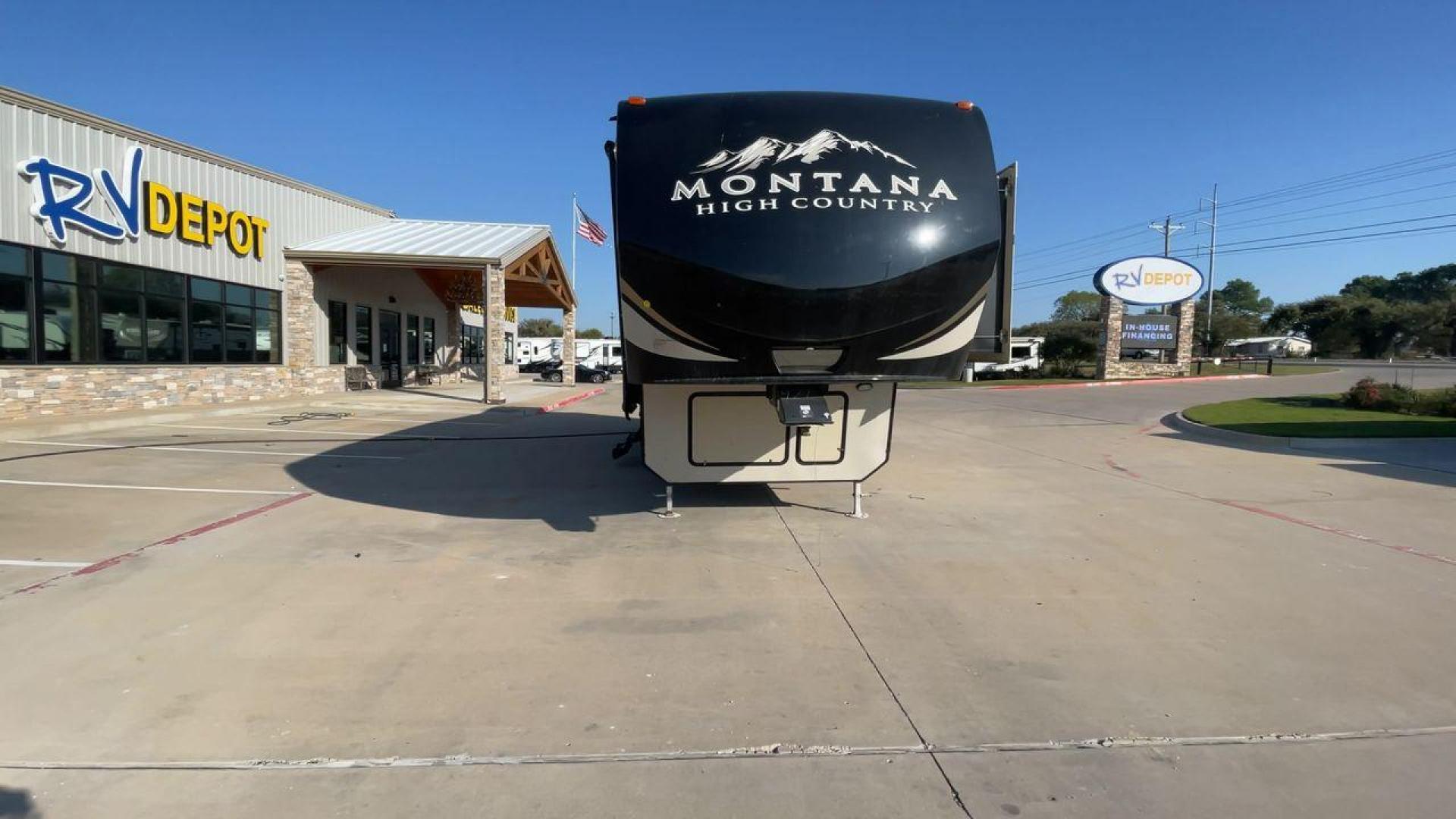 2016 KEYSTONE MONTANA 305RL (4YDF30529GA) , Length: 35 ft. | Dry Weight: 10,120 lbs. | Slides: 3 transmission, located at 4319 N Main Street, Cleburne, TX, 76033, (817) 221-0660, 32.435829, -97.384178 - Photo#4