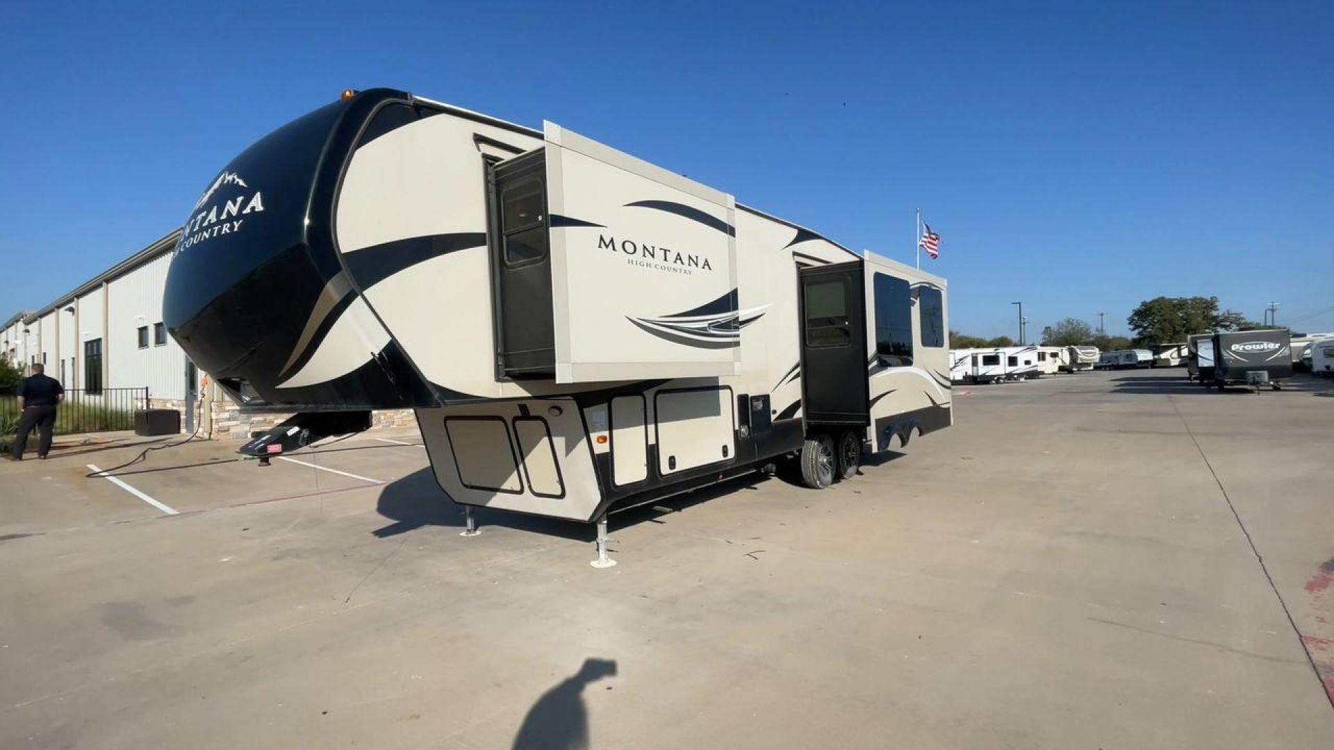 2016 KEYSTONE MONTANA 305RL (4YDF30529GA) , Length: 35 ft. | Dry Weight: 10,120 lbs. | Slides: 3 transmission, located at 4319 N Main Street, Cleburne, TX, 76033, (817) 221-0660, 32.435829, -97.384178 - Photo#5