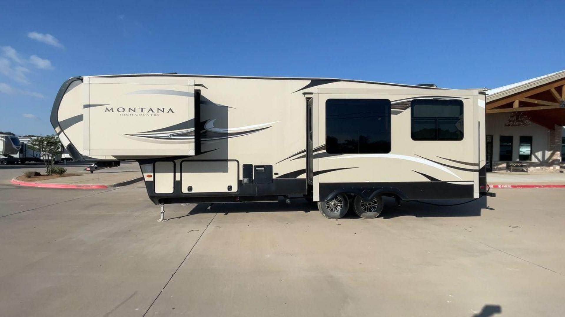 2016 KEYSTONE MONTANA 305RL (4YDF30529GA) , Length: 35 ft. | Dry Weight: 10,120 lbs. | Slides: 3 transmission, located at 4319 N Main Street, Cleburne, TX, 76033, (817) 221-0660, 32.435829, -97.384178 - Photo#6