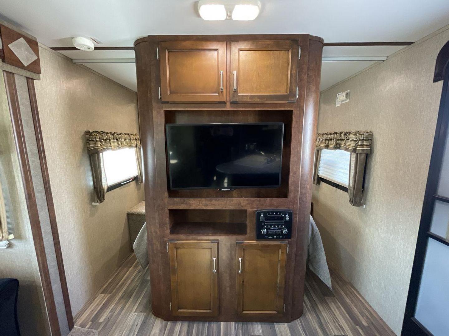 2016 KEYSTONE OUTBACK 276UBH (4YDT27628GB) , located at 4319 N Main Street, Cleburne, TX, 76033, (817) 221-0660, 32.435829, -97.384178 - Photo#19