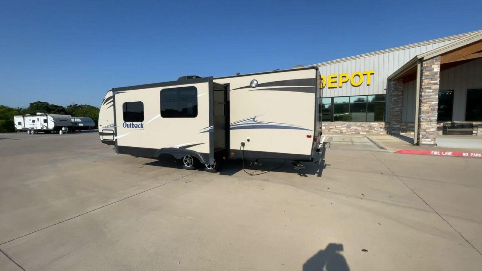 2016 KEYSTONE OUTBACK 276UBH (4YDT27628GB) , located at 4319 N Main Street, Cleburne, TX, 76033, (817) 221-0660, 32.435829, -97.384178 - Photo#7