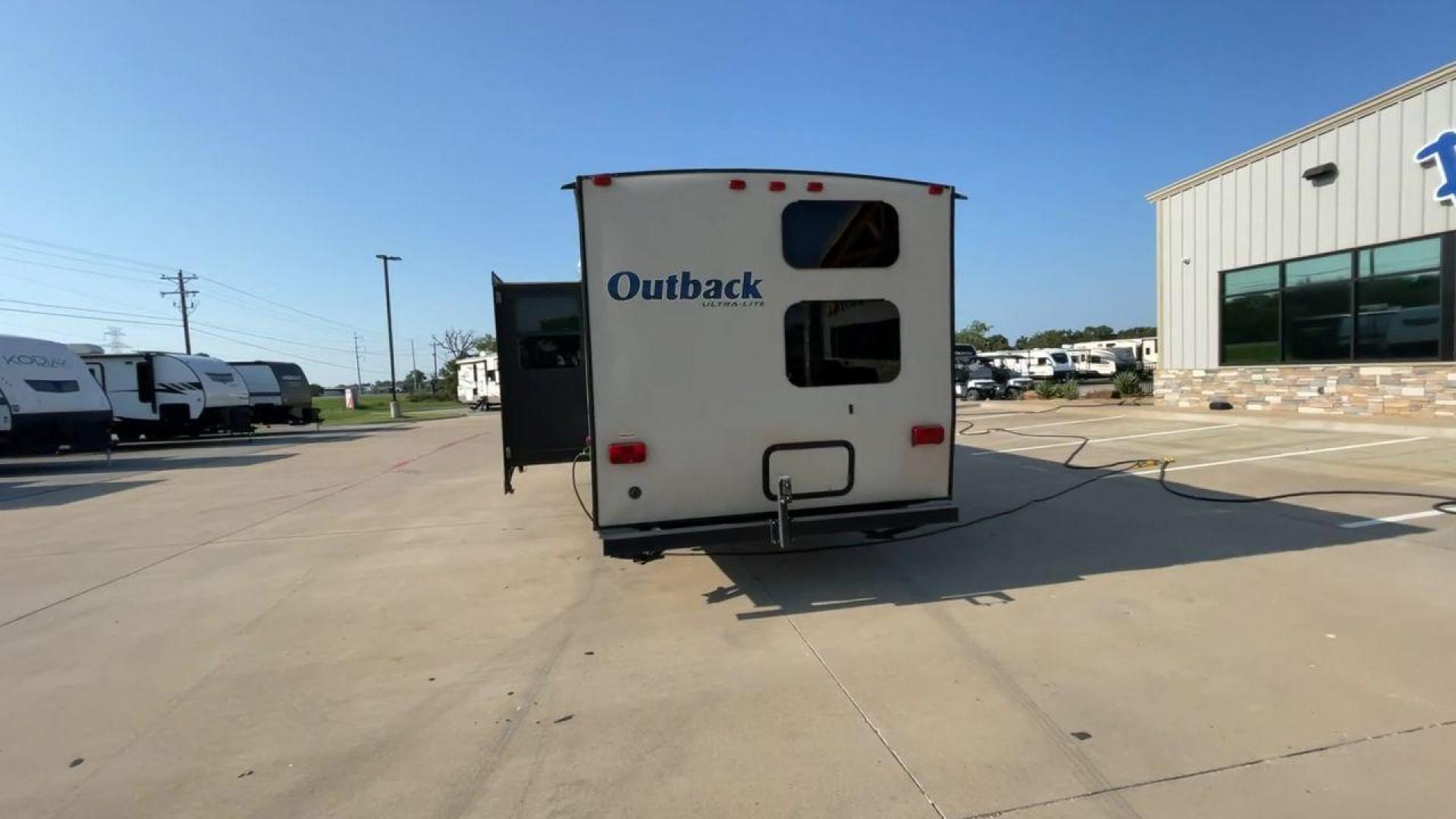 2016 KEYSTONE OUTBACK 276UBH (4YDT27628GB) , located at 4319 N Main Street, Cleburne, TX, 76033, (817) 221-0660, 32.435829, -97.384178 - Photo#8